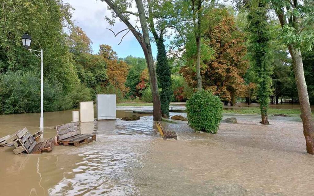 Image représentant les inondations subies par la commune de Saint-Rémy-les-Chevreuses dans les Yvelines (78) à la suite de pluies diluviennes en octobre 2024. Cette image permet de réprésenter le rôle et la taille des haies dans le paysage, c'est une barrière physique aux inondations.