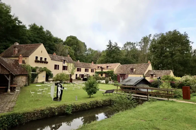 Ceci est une image de la Maison Elsa Triolet. A l'occasion de la saison estivale la Maison Elsa Triolet à Saint-Arnoult-en-Yvelines organise des activités en plein air, cours de yoga et concert tout l'été. Un article d'actualité par l'entreprise EcoVerde Parcs et Jardins lui a été dédié afin de promouvoir les activités autour de Saint-Arnoult-en-Yvelines. Crédit image : DD78